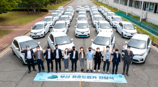 지난10일 르노삼성자동차 부산공장에서 열린 청춘드림카 전달식에서 참석자들이 기념사진을 찍고 있다.         <르노삼성자동차 제공>